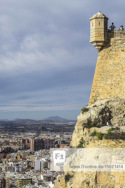 Blick auf den Glockenturm der Burg Santa Barbara hoch über der Stadt Alicante