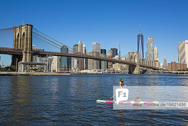 Frau Paddleboarding auf Hudson River in Manhattan  New York City  Usa