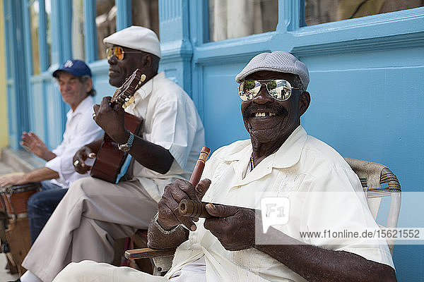 Musiker spielen für Touristen in der Straße La Havana Vieja (Alt-Havanna)  Kuba