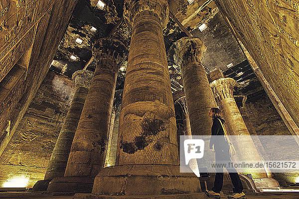 Person bei der Erkundung des Horus-Tempels in Edfu  Ägypten