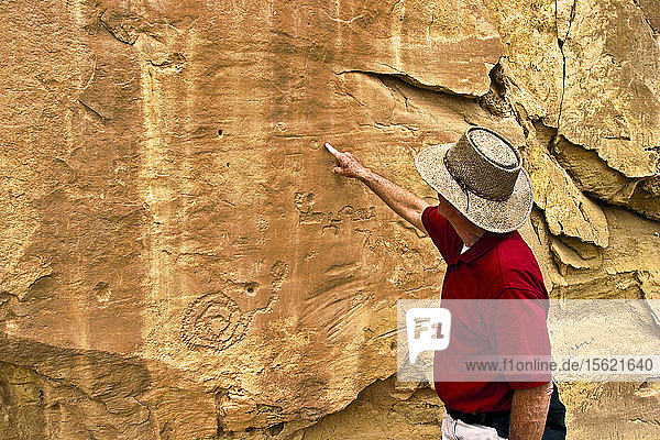 Petroglyphen gehören zu den Tausenden von archäologischen Hinweisen  die im Chaco Cultural National Historical Park  einer riesigen Anasazi-Pueblo-Ruine im San Juan County im Nordwesten von New Mexico  entdeckt wurden. Die Ruine  die von etwa 450 bis 1180 n. Chr. besiedelt war  ist heute ein UNESCO-Weltkulturerbe und zieht Besucher aus aller Welt an.