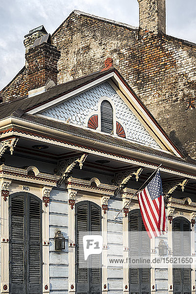 Die amerikanische Flagge  die vor einem bunten Haus im französischen Viertel von New Orleans  Louisiana  USA hängt