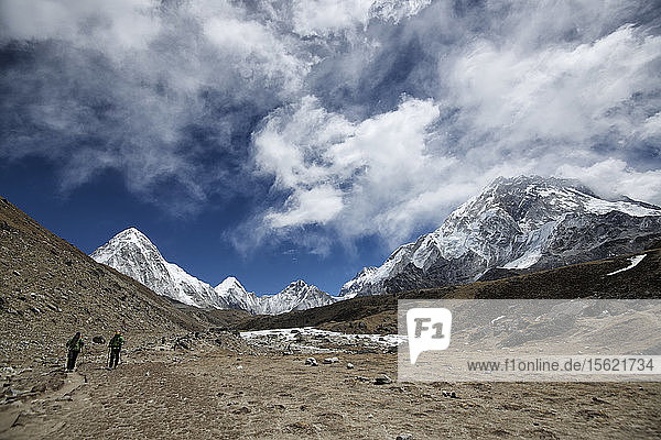 Zwei Bergsteiger wandern in Gorak Shep durch das Khumbu-Tal
