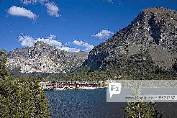 Das Many Glacier Hotel im Glacier National Park liegt am Swiftcurrent Lake  der Quelle des Swiftcurrent River.