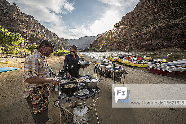 Zwei Rafting-Führer kochen eine Mahlzeit im Camp während einer Rafting-Tour auf dem Green River  Abschnitt Desolation/Gray Canyon  Utah  USA