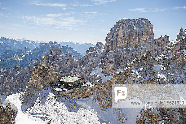 Blick auf das Rifugio Lorenzi auf der Forcella Staunies in der Monte Cristallo-Kette in den Dolomiten  Italien