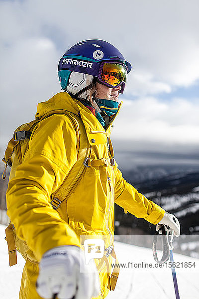 Ein einheimischer Skifahrer in Aspen  Colorado  begutachtet den Berg bei einer morgendlichen Abfahrt.