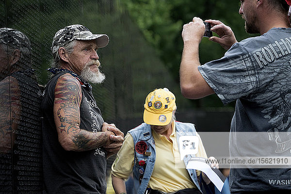 Mann fotografiert einen Veteranen am Vietnam Veterans Memorial  Washington DC  USA
