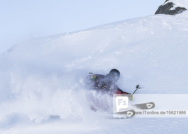 Ein Skifahrer wird an einem verschneiten Tag in Whistler Blackcomb im Schnee begraben.