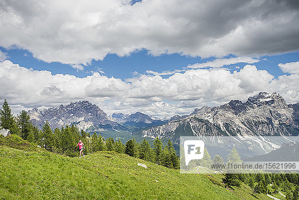 Eine Frau Trail Running auf der Cinque Torri Bereich in den Dolomiten  Italien