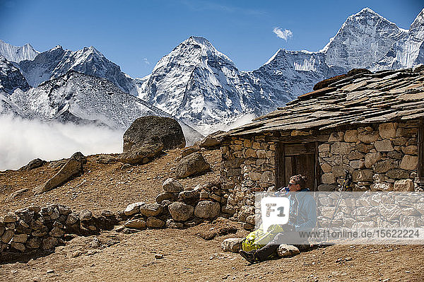 Mann sitzend beim Ausruhen während einer Wanderung im Himalaya  Dingboche  Khumbu  Solukhumbu District  Nepal
