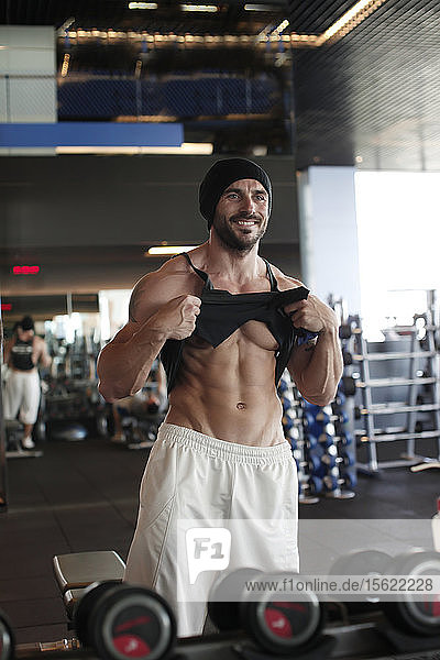 Porträt eines muskulösen Mannes im Fitnessstudio