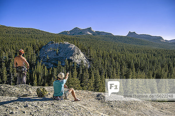 Blick auf zwei abenteuerlustige Männer nach der Besteigung einer Granitkuppel  ï¾ Tuolumneï¾ Meadows  Yosemite National Park  Kalifornien  USA