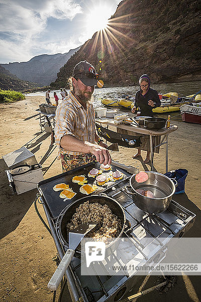 Zwei Rafting-Führer kochen eine Mahlzeit im Camp während einer Rafting-Tour auf dem Green River  ï¾ Desolation/Grayï¾ Canyon Abschnitt  Utah  USA