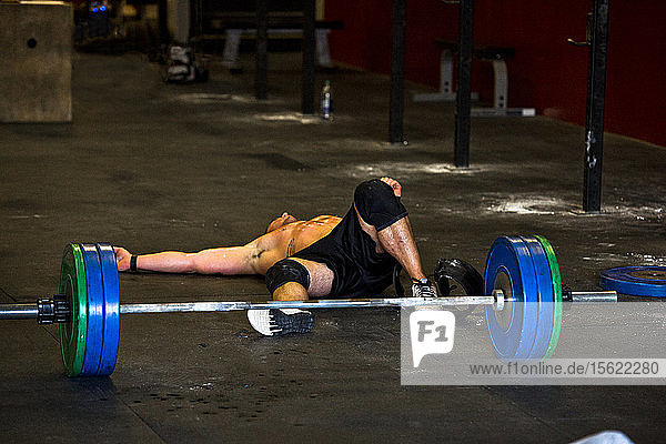 Ein Crossfit-Sportler liegt nach einem intensiven Training in San Diego  Kalifornien  auf dem Boden.