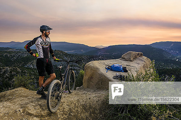 Männlicher Mountainbiker in malerischer Landschaft  der die Aussicht genießt  Durango  USA