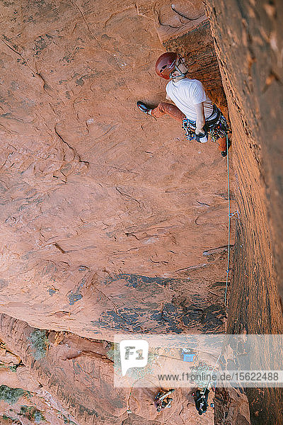 Ein Kletterer führt Cover My Buttress (5.6) im Red Rock Canyon  Nevada