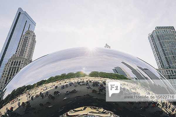 Cloud Gate (auch bekannt als The Bean) in Chicago spiegelt die Touristen und Besucher am Nachmittag wider.