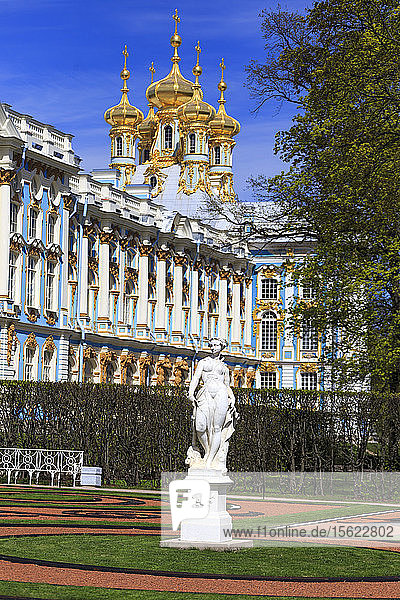 Statue und Außenansicht des Katharinenpalastes  Puschkin  St. Petersburg  Russland