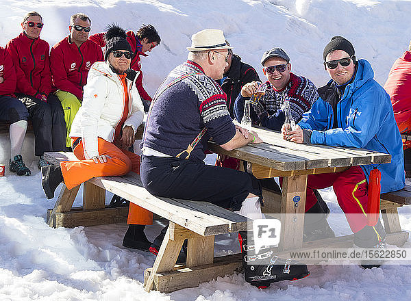 Norwegische Skifahrer genießen ein Bier  während sie einer Live-Musikband im Skigebiet Myrkdalen  Norwegen  zuhören