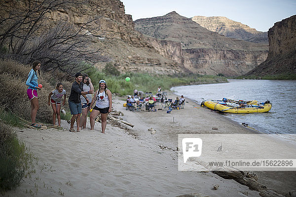 Eine Gruppe von Leuten spielt Boccia im Camp auf einer Rafting-Tour  Green River  Desolation/Gray Canyon Section  Utah  USA