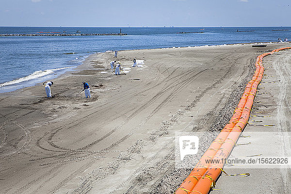 Containment boom protecting Grand Isle State Parkï¾ beach from oil spill  Grand Isle  Louisiana  USA