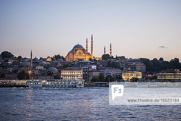 Ein Blick auf die S?ï¾ºleymaniye-Moschee und das historische Hafenviertel in Istanbul  Türkei  während des Ramadan.