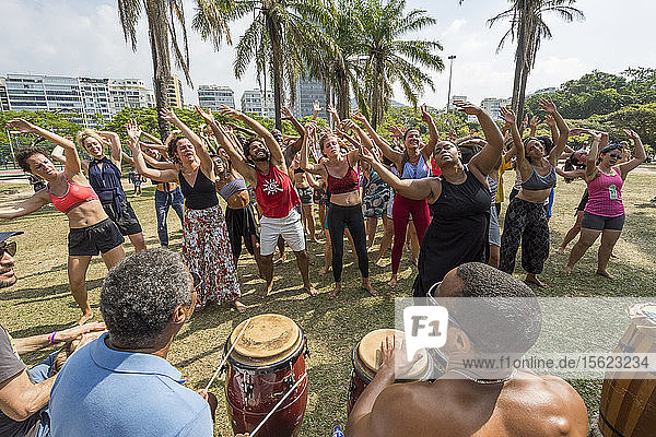Menschen tanzen im Freien bei einer offenen Afro-Tanzveranstaltung in Aterro do Flamengo  Rio de Janeiro  Brasilien