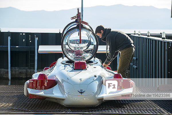 Junger Mann bereitet den Prototyp eines persönlichen Zwei-Mann-U-Boots für einen Testtauchgang vor  Homewood Marina  Lake Tahoe  Kalifornien  USA