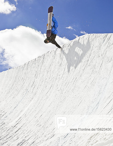 Ein Snowboarder macht einen Handstand in der Halfpipe im Park City Mountain Resort.