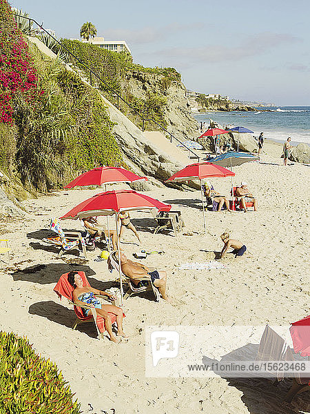 Strandbesucher nehmen ein Sonnenbad am Laguna Beach in Kalifornien.