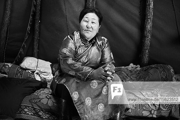 Porträt einer nomadischen Frau in traditioneller Kleidung  Mongolei