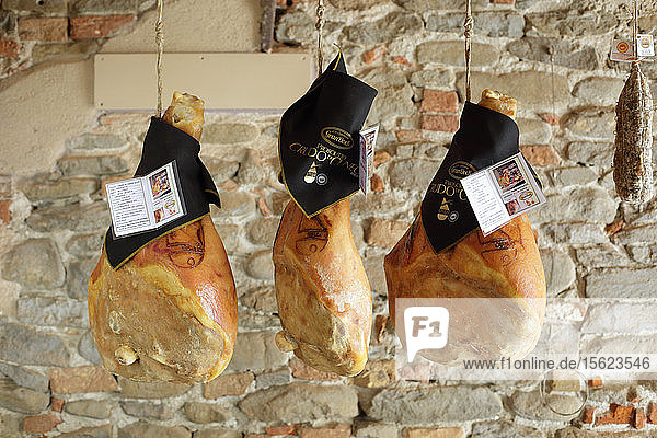 Hängende Fleischstücke in einer Metzgerei  Dogliani  Piemont  Italien