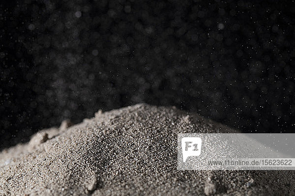 Alberta Oil Sand Tailings Sand  der aus natürlichen Materialien wie Wasser  feinem Schluff  Restbitumen  Salzen und löslichen organischen Verbindungen besteht.