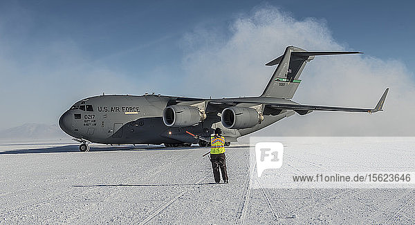 Ein C17-Transportflugzeug der USAF landet auf dem McMurdo-Schelfeis auf der Ross-Insel in der Antarktis.