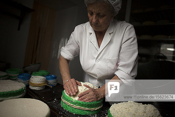 Eine Frau bei der Herstellung von Pecorino-Käse in der handwerklichen Käserei von Quesos Oliva in Villaluenga del Rosario  Naturpark Sierra de Grazalema  Provinz Cádiz  Andalusien  Spanien