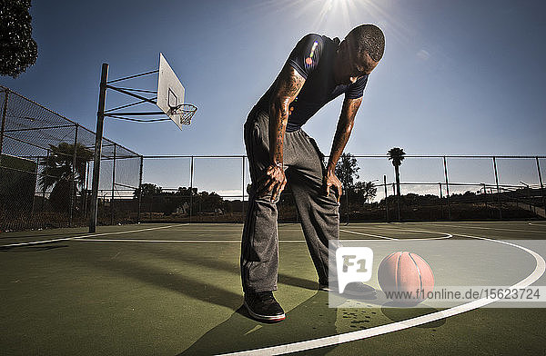 Ein Basketballspieler macht eine Spielpause in San Diego  CA.
