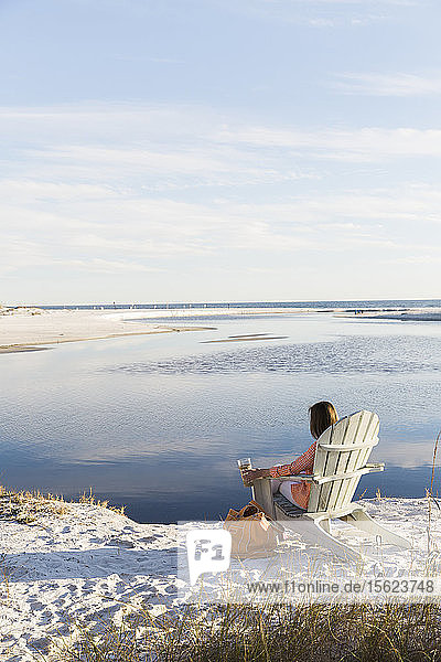 Eine Frau sitzt am Strand in Florida