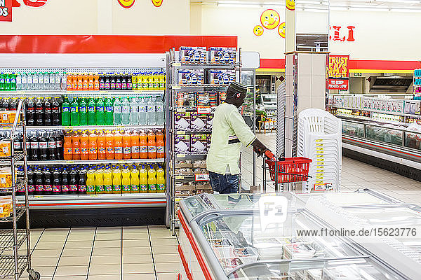 Ein Mann kauft in einem Lebensmittelladen in Durban  Südafrika  ein.