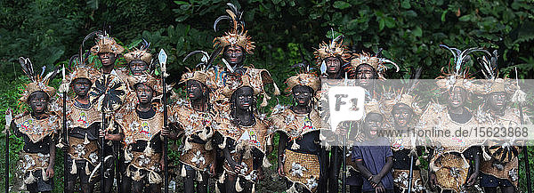 Menschen mit schwarzer Hautfarbe in Stammeskostümen beim Ati Atihan Festival  Kalibo  Aklan  Panay Island  Philippinen