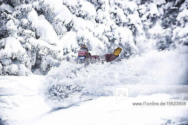 Ein Snowboarder fährt durch den Tiefschnee in Aspen  Colorado. Aspen Highlands