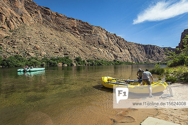 Zwei Personen beim Beladen des Floßes in der Nähe des Glen Canyon Damms im Grand Canyon