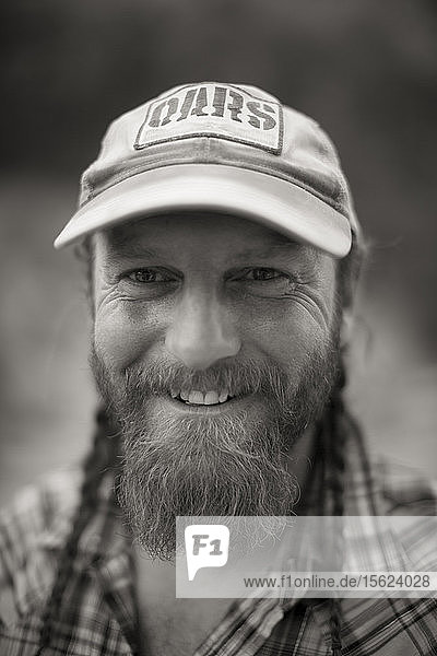 Porträt eines bärtigen reifen Mannes  der lächelt und in die Kamera schaut  Desolation/Gray Canyon Section  Utah  USA