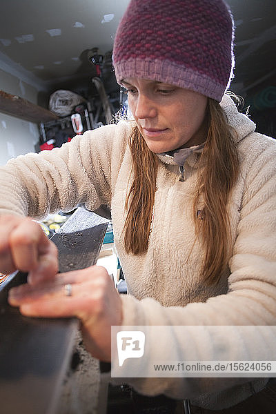 Frau mit Strickmütze beim Skituning in einer Garage  Missoula  Montana  USA