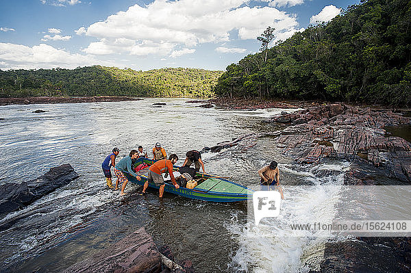 Männer  die ein Boot aus dem Fluss ziehen  Staat Bolivar  Venezuela