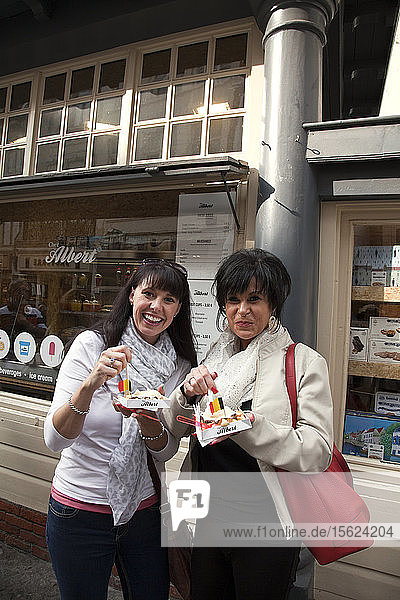 Was wäre der logische Snack in Brügge? Belgische Waffeln  natürlich. Dawna Miller (links) und ihre Mutter  Wanda Lawless  können nicht widerstehen  einen der traditionellen Snacks zu probieren.