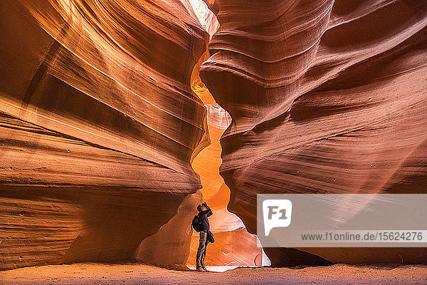Der Fotograf richtet seine Kamera auf die glühenden roten Felsen.