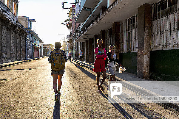 Rückansicht eines weiblichen Touristen auf einer Straße in Havanna  Kuba