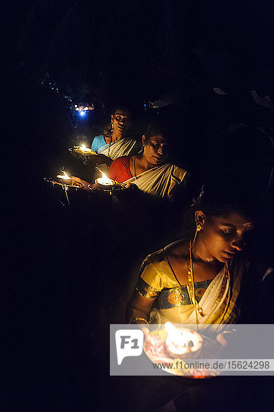 Hindu-Anhänger nehmen an einem religiösen Fest in der Nähe von Alappuzha  Kerala  Indien  teil.