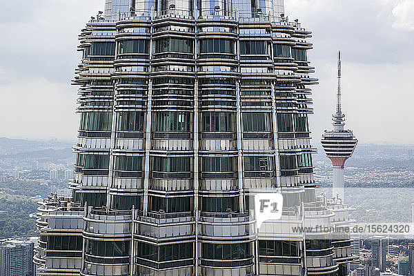 Eine Nahaufnahme der Petronas Towers in Kuala Lumpur  Malaysia  mit dem KL Tower Space Needle daneben.